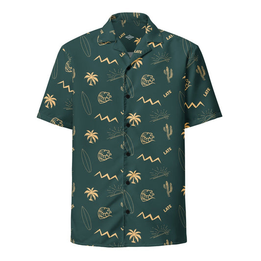 Chemise surfwear vintage, Logo Late, vagues tahitienne, montagnes alpines, cactus et palmier couleur verte et blanc sable. Chemise de face