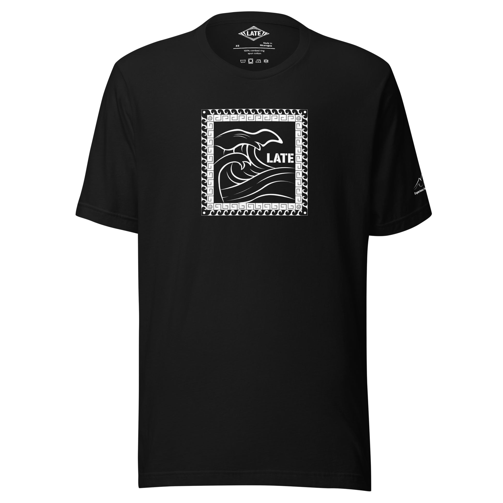 T-Shirt Tricky Wave design vague japonnaise et contour maori texte Late marque de vetement de surf. Tshirt unisex couleur noir