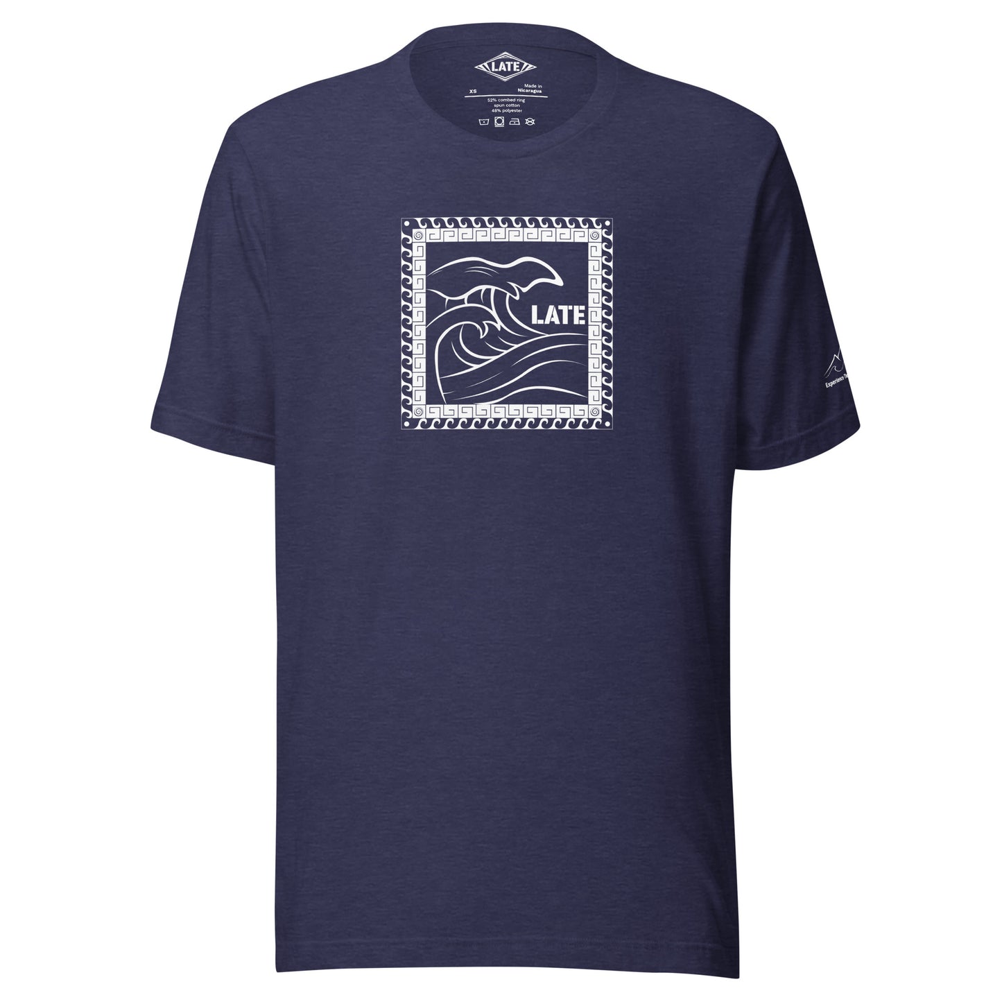 T-Shirt Tricky Wave design vague japonnaise et contour maori texte Late marque de vetement de surf. Tshirt unisex couleur bleu nuit