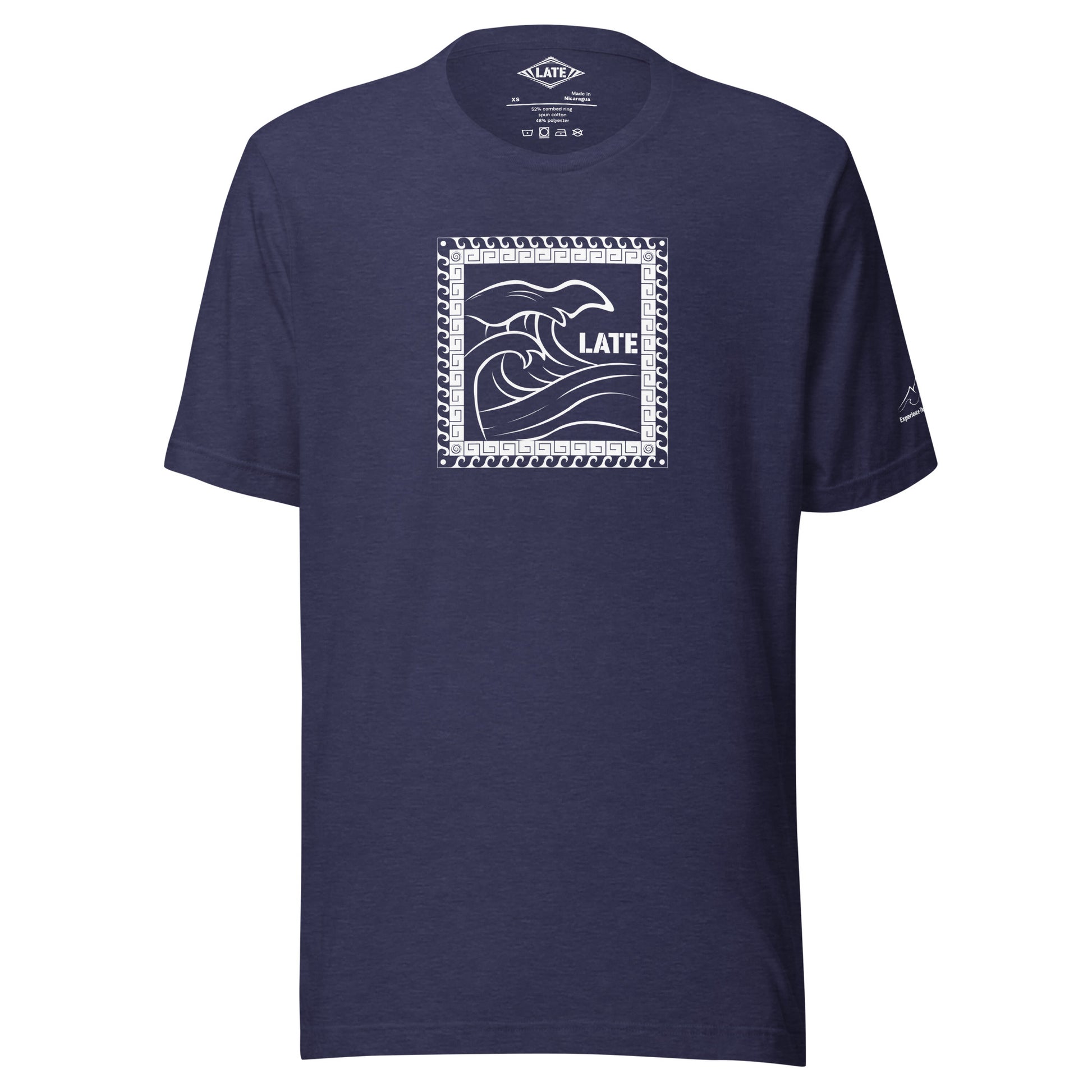 T-Shirt Tricky Wave design vague japonnaise et contour maori texte Late marque de vetement de surf. Tshirt unisex couleur bleu nuit