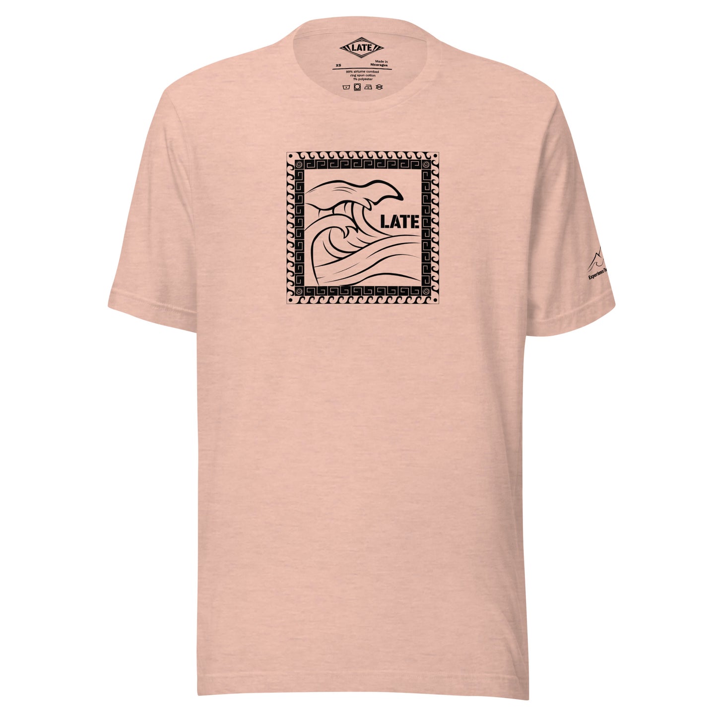 T-Shirt Tricky Wave design vague japonnaise et contour maori texte Late marque de vetement de surf. Tshirt unisex couleur rose pêche