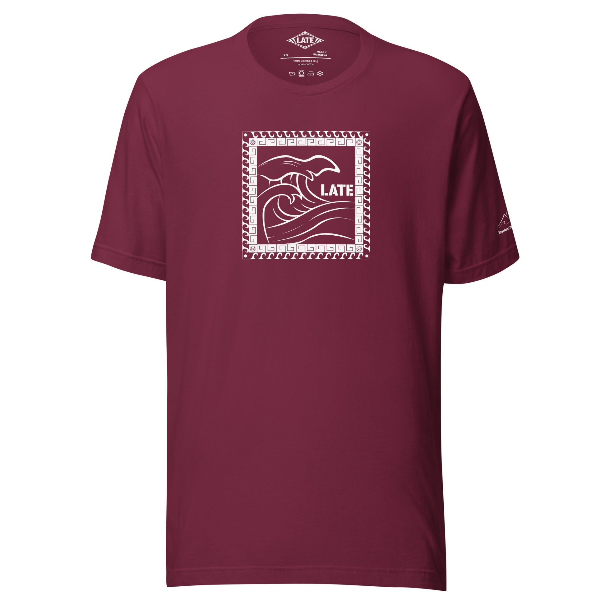 T-Shirt Tricky Wave design vague japonnaise et contour maori texte Late marque de vetement de surf. Tshirt unisex couleur bordeaux
