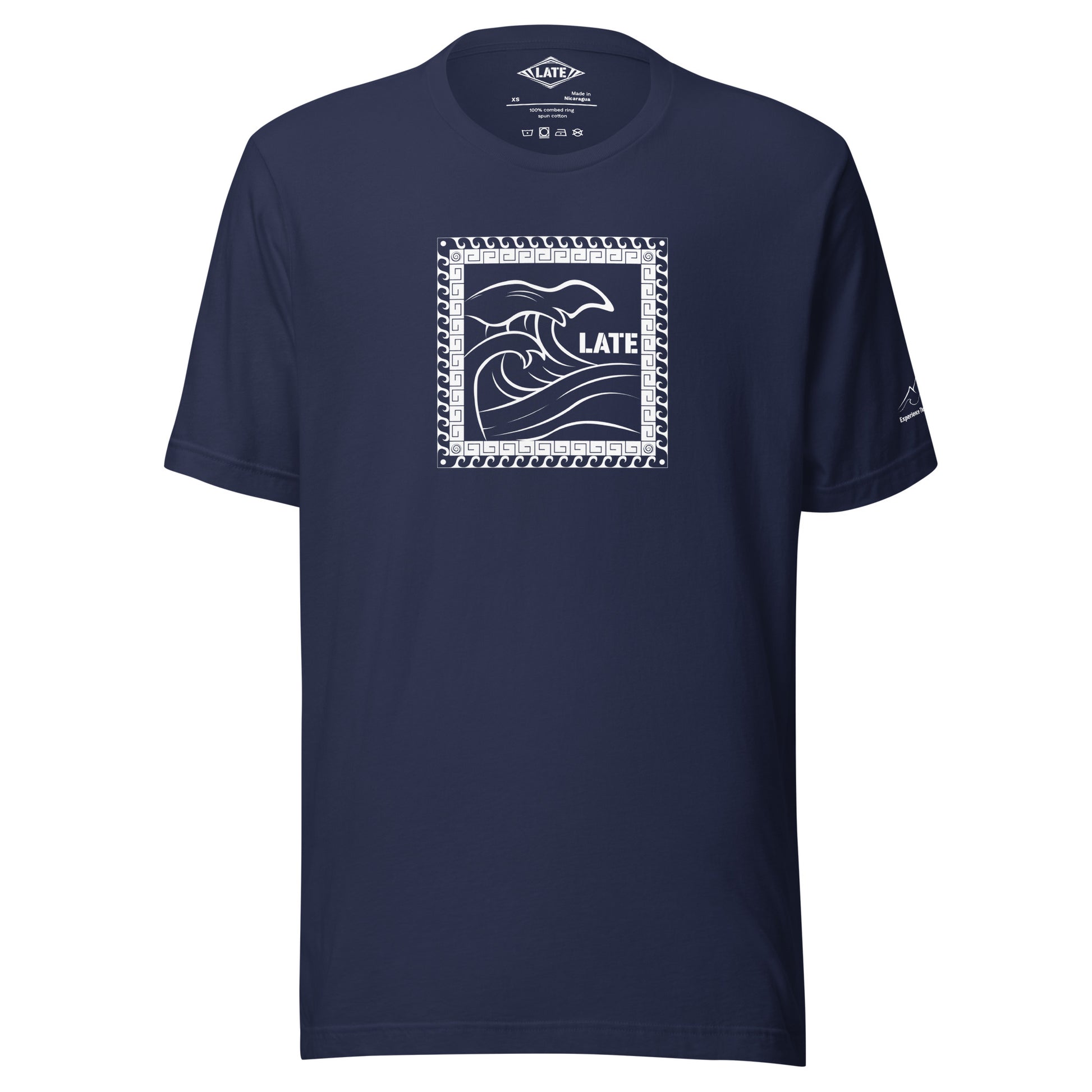 T-Shirt Tricky Wave design vague japonnaise et contour maori texte Late marque de vetement de surf. Tshirt unisex couleur navy