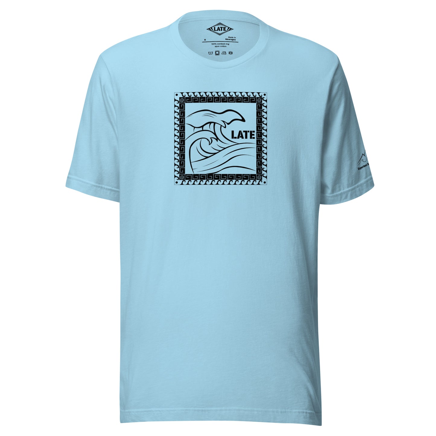 T-Shirt Tricky Wave design vague japonnaise et contour maori texte Late marque de vetement de surf. Tshirt unisex couleur bleu océan