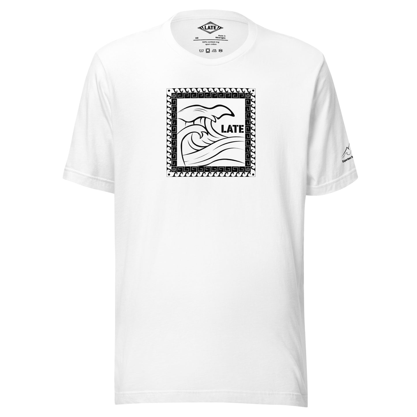 T-Shirt Tricky Wave design vague japonnaise et contour maori texte Late marque de vetement de surf. Tshirt unisex couleur blanc
